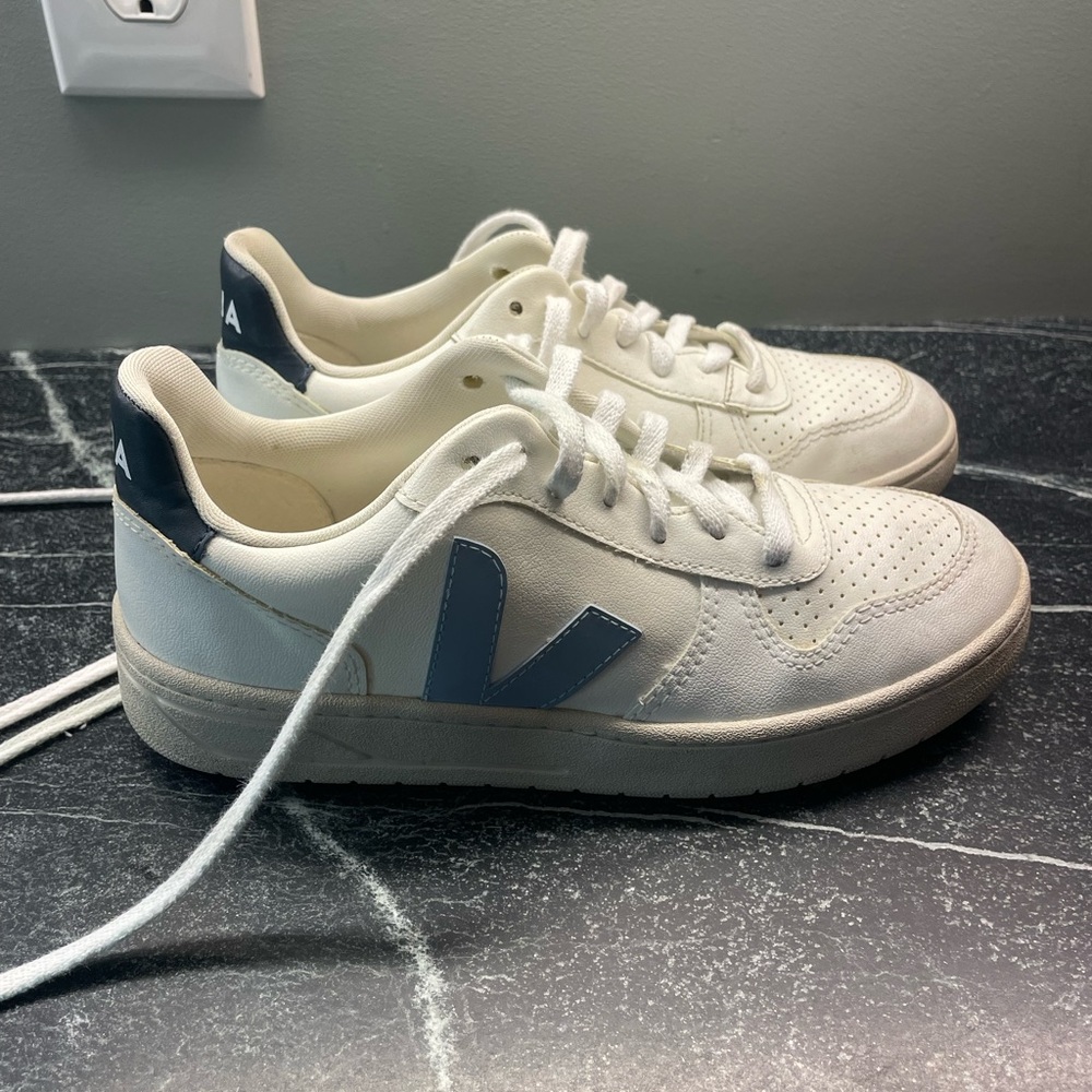 Vejas V-10 Lace Up Sneakers